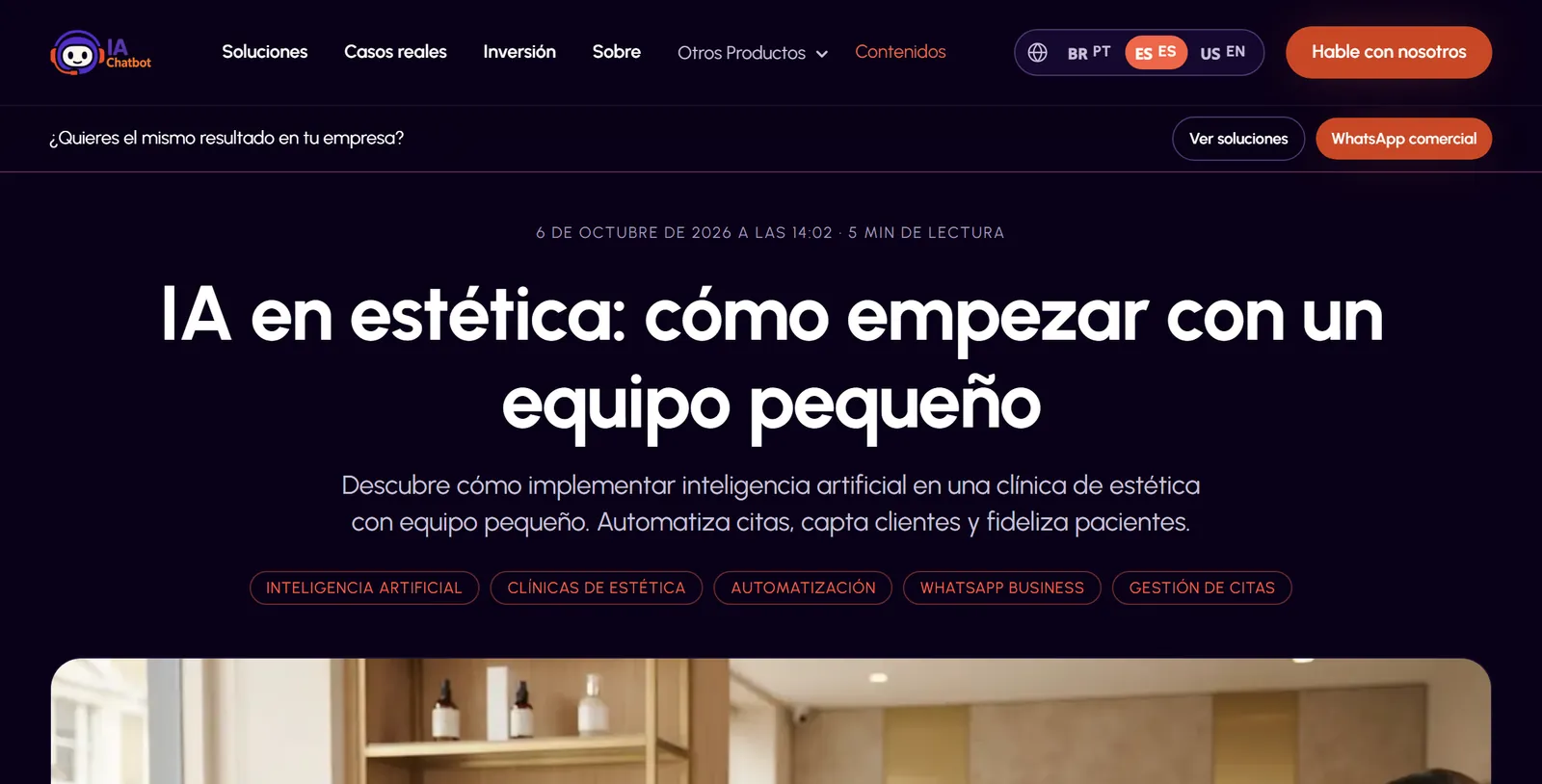 Parte superior del artículo “IA en estética: cómo empezar con un equipo pequeño” en el blog de IAChatbot, publicado el 6 de octubre de 2026.